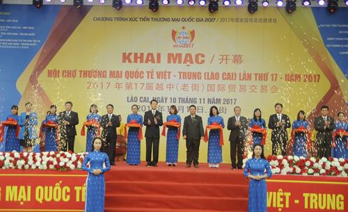 2017年第17届越中(老街)国际贸易交易会开幕。(图片来源:越通社) 2017年第17届越中(老街)国际贸易交易会开幕。(图片来源:越通社)