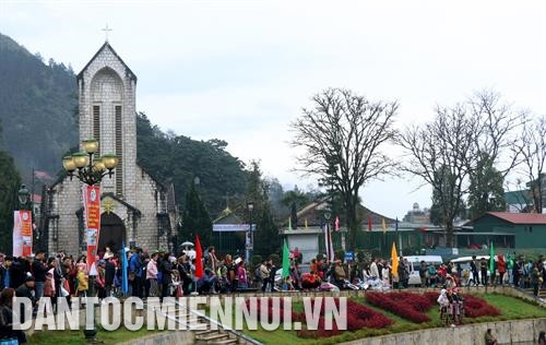 北 方 地区原始的自然美景及其诗情画意使 山 萝省木州高原成为旅游迷的一个熟悉地名。每逢春天，木州高原像换了新衣一样，满目都是盛开的桃花、李 子 花、油菜花以及犹如绿色浪潮 连绵起伏 的绿茶园。记者 安成达 摄 安子庙会一开庙，安子山峰是数千万四面八方游客的目的地。高度1068米的安子山 坐落于 越南东北地区东潮山脉，位于广宁省汪秘市上安公乡。原本是一处自然美景，被命名为“越南佛教祖地”的安子山峰目前还保留着许多历史遗迹。 记者 英俊 摄 年初的沙坝有着西北春天独特之美。来到沙坝，游客可探索大自然，征服番西邦 山 峰，沉浸在花的海洋里，桃花、李 子 花、梨花、玫瑰花 应有尽有。沙坝还以小小的咖啡馆和民宿馆而闻名，在这里，将整个云雾蒙蒙中的小镇缩小在美丽的院子里。记者 国庆 摄 木江界是西北地区安沛省的一个山区县。这是吸引四面八方游客的目的地。雄伟壮观的山脉、美丽如画的梯田成为木江界独特的亮点。图自越通社