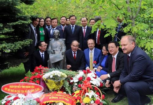 阮善仁率领胡志明市高级代表团向胡志明主席塑像敬献花圈。越通社记者 春区 摄