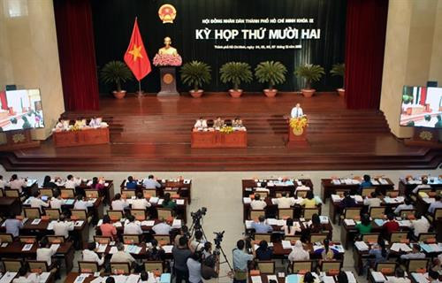 第九届胡志明市人民议会第12次会议场景。图自越通社