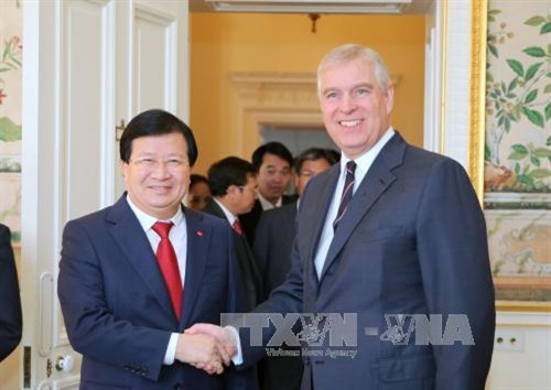 郑廷勇(左)与英国约克公爵安德鲁王子。(图片来源:越通社) 郑廷勇(左)与英国约克公爵安德鲁王子。(图片来源:越通社)