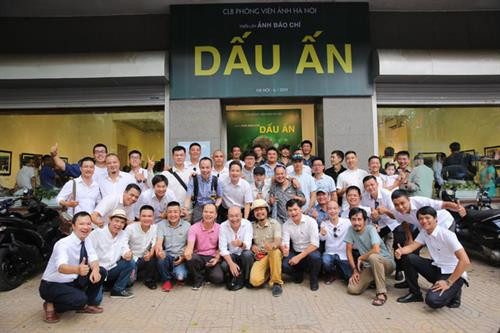 河内摄影记者俱乐部成员合影。图自http://toquoc.vn