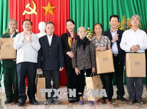 越南国会主席阮氏金银走访慰问河静省优抚对象。（图片来源：越通社）
