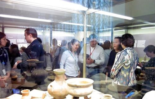 “红河文物”专题展吸引了许多参观者。图自越通社