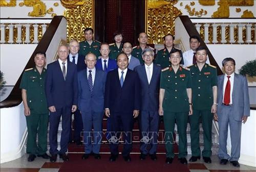 越南政府总理阮春福与越俄两国专家合影。图自越通社 越南政府总理阮春福与越俄两国专家合影。图自越通社