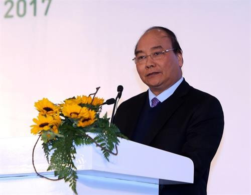 越南政府总理阮春福在会议上发表讲话。（图片来源：越通社）