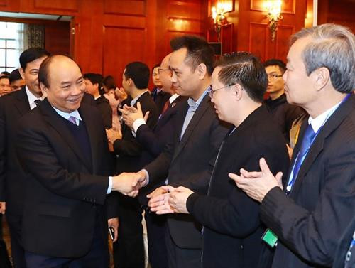阮春福与各位代表亲切握手。（图片来源：越通社）