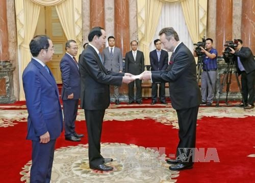 捷克驻越南大使维捷斯拉夫·格雷普尔向越南国家主席陈大光递交国书。（图片来源：越通社）