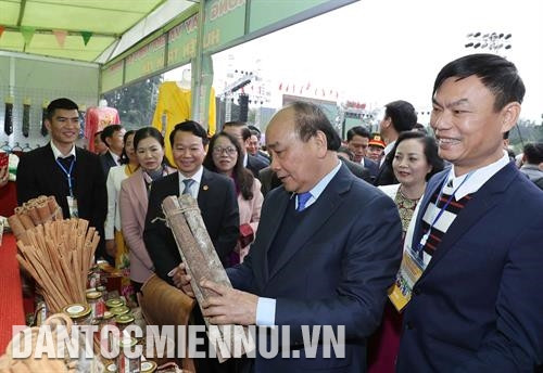 政府总理阮春福参观镇安县土特产展区。记者 统一 摄 政府总理阮春福参观镇安县土特产展区。记者 统一 摄