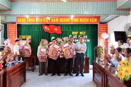 越南平顺省政府领导向婆罗门教占族教徒赠送慰问品。图自越通社