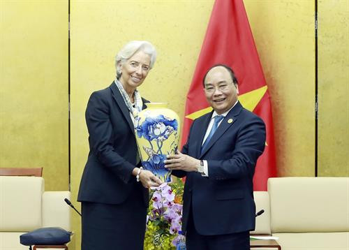 越南政府总理阮春福向国际货币基金组织总裁克里斯蒂娜·拉加德赠送礼品。（图片来源：越通社）