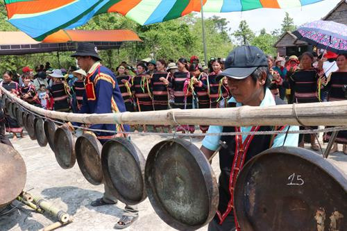嘉莱省富善县嘉莱族同胞求雨节期间举行的锣钲群舞。图自越通社 嘉莱省富善县嘉莱族同胞求雨节期间举行的锣钲群舞。图自越通社