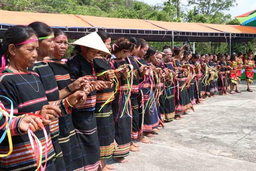 嘉莱省富善县嘉莱族同胞求雨节期间举行的文艺节目。图自越通社 嘉莱省富善县嘉莱族同胞求雨节期间举行的文艺节目。图自越通社