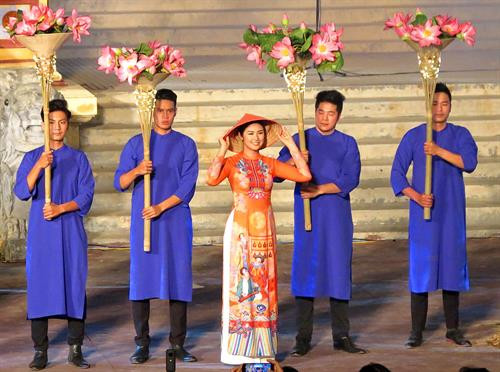 越南选美桂冠玉欣出席2019年第八届顺化传统手工艺节闭幕会 图自越通社 越南选美桂冠玉欣出席2019年第八届顺化传统手工艺节闭幕会 图自越通社