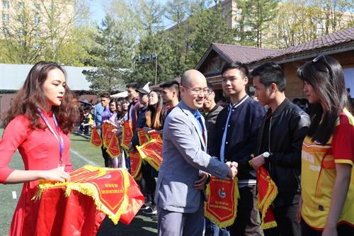越南驻俄罗斯团支部书记陈唯成向参赛队赠送纪念锦旗。图自越通社