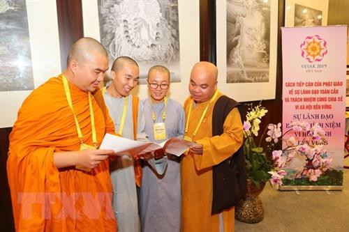 与会代表讨论。图自越通社