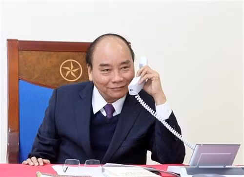 阮春福与印尼总统佐科通电话。图自越通社