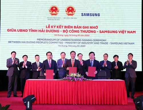 海阳省人民委员会、越南工贸部、三星集团(越南)公司签署合作备忘录。图自越通社