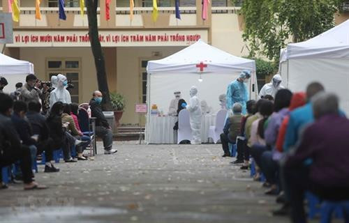 医务人员提取居民样本以进行检测。图自越通社 医务人员提取居民样本以进行检测。图自越通社