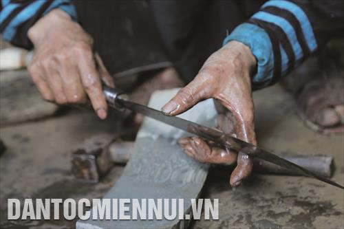 蒙族人用山溪边的石头来磨利刀子。