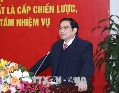 越共中央政治局委员、中央书记处书记、中央组织部部长、提案指导委员会主任范明正在会上发表讲话。（图片来源：越通社）