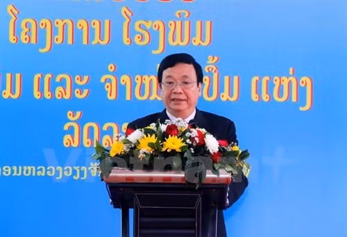 越南事实国家政治出版社代社长兼主编范志成在仪式上发言。(图片来源:越通社) 越南事实国家政治出版社代社长兼主编范志成在仪式上发言。(图片来源:越通社)