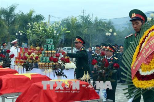 在老挝战场牺牲的越南志愿军烈士遗骸安追悼会。(图片来源:越通社) 在老挝战场牺牲的越南志愿军烈士遗骸安追悼会。(图片来源:越通社)