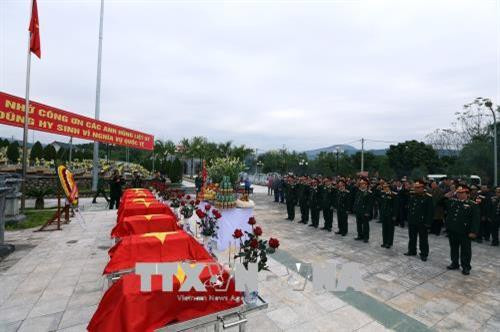 在老挝战场牺牲的越南志愿军烈士遗骸安追悼会。(图片来源:越通社) 在老挝战场牺牲的越南志愿军烈士遗骸安追悼会。(图片来源:越通社)