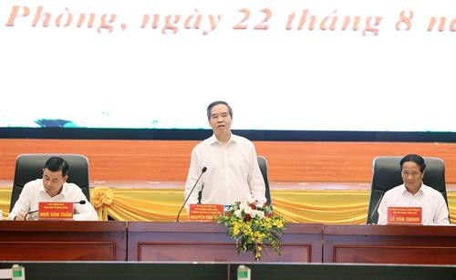 越共中央政治局委员、中央书记处书记、中央经济部部长阮文平在会上发表讲话。图自越通社 越共中央政治局委员、中央书记处书记、中央经济部部长阮文平在会上发表讲话。图自越通社