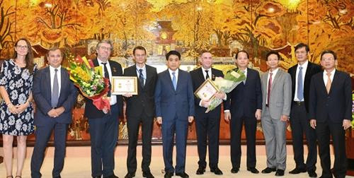 河内市人民委员会主席阮德钟同各位代表合影。（图片来源：因特网）
