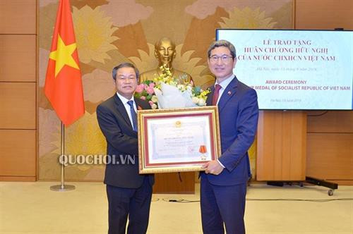 越南国会副主席杜伯巳（左）向韩国国会劳动环境委员会主任、韩越议员友好小组主席金贺勇授予越南社会主席共和国友谊勋章。图自http://quochoi.vn