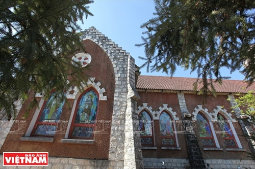 岩石教堂外边的建筑。（图片来源：《越南画报》）。