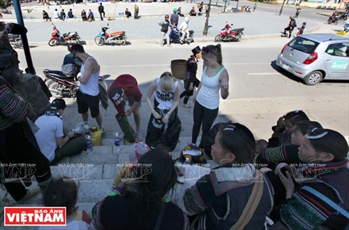 岩石教堂前面是沙巴镇中心的广场。这就是当地少数民族同胞与游客进行交易之地。（图片来源：《越南画报》）。