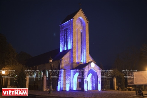 夜色灯光照耀下的岩石教堂。(图片来源:《越南画报》)。 夜色灯光照耀下的岩石教堂。(图片来源:《越南画报》)。