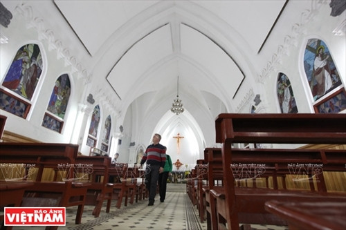 外国游客参观沙巴岩石教堂的礼拜堂。（图片来源：《越南画报》）。