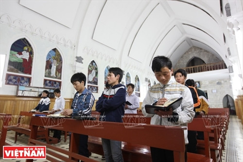 蒙族小孩在沙巴岩石教堂祈求念经。（图片来源：《越南画报》）。