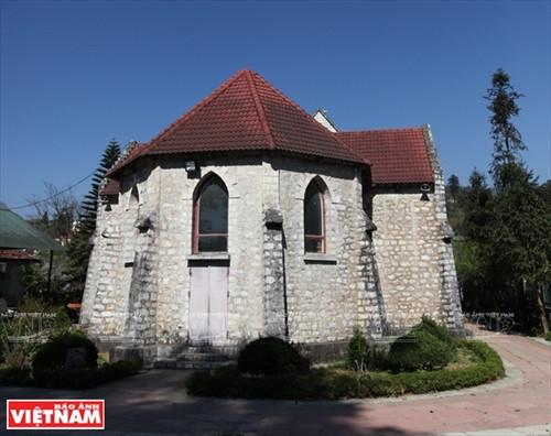 岩石教堂的后边。（图片来源：《越南画报》）。