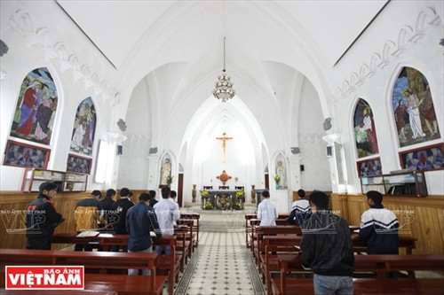 岩石教堂里边的建筑。图片来源：《越南画报》）。