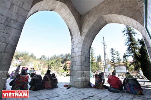 当地少数民族妇女常在岩石教堂大门处缝织锦衣服。（图片来源：《越南画报》）。