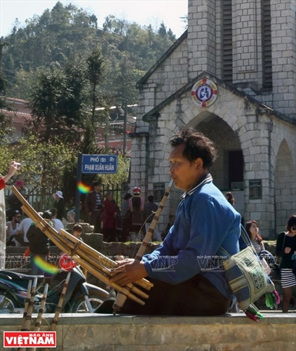 有时候游客能听到笛声。其就是蒙族男子汉在教堂门前吹笛笙寻找伴侣的。(图片来源:《越南画报》)。 有时候游客能听到笛声。其就是蒙族男子汉在教堂门前吹笛笙寻找伴侣的。(图片来源:《越南画报》)。
