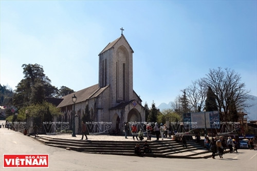 位于沙巴镇中心的岩石教堂是游客来到沙巴参观又看是不可错过的目的地。（图片来源：《越南画报》）。