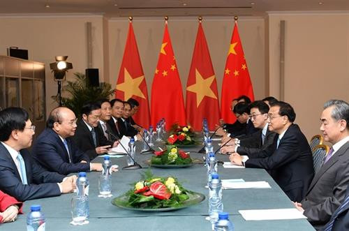 阮春福总理与中国国务院总理李克强举行双边会晤。（图源：越通社）