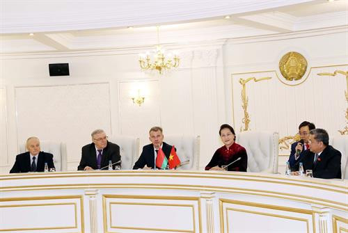 越南国会主席阮氏金银与白俄罗斯共产党领导人举行会谈 。图自越通社