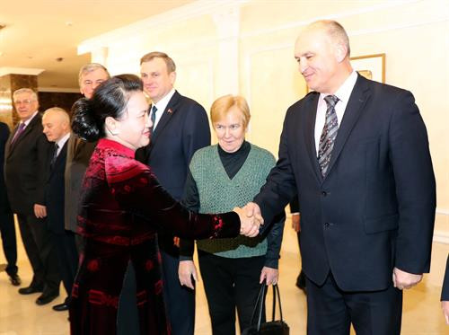 越南国会主席阮氏金银与白俄罗斯共产党领导人举行会谈 。图自越通社
