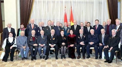 越南国会主席阮氏金银与白俄罗斯援越老兵合影 。图自越通社