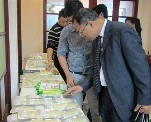 中国代表了解龙安省大米产品。图自隆安报网