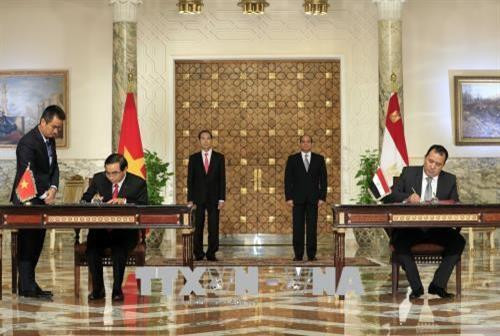 双方签证多项合作文件的签署 图自越通社 双方签证多项合作文件的签署 图自越通社