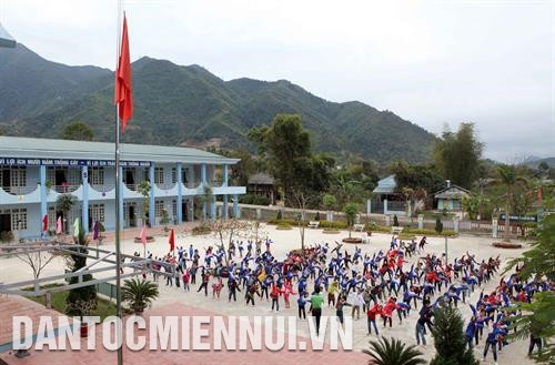 探渊县福探乡较为宽敞的小学校。记者 明英 摄