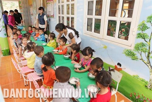 探渊县他家乡幼儿园学生一起吃饭。记者 明英 摄 近年来，莱州省各边境和偏远地区乡教育质量发生积极变化。记者 明英 摄 因利用各种资金来源，封土县各所学校基础设施日益改善。记者 明英 摄