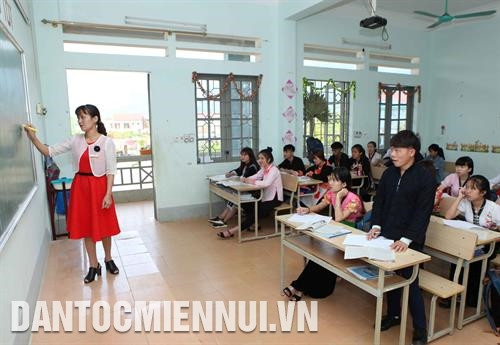 探渊县他家乡幼儿园学生一起吃饭。记者 明英 摄 近年来，莱州省各边境和偏远地区乡教育质量发生积极变化。记者 明英 摄 因利用各种资金来源，封土县各所学校基础设施日益改善。记者 明英 摄